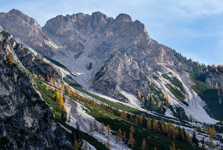 秋天多彩的阿尔卑斯山岩场景从环绕Braies湖或PragserWildsee湖南蒂罗尔意大利多洛米特阿尔卑斯山的远足路线上看到图片