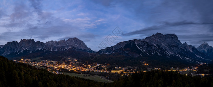 秋夜Cortinadrsquo安佩佐阿尔卑斯白云石山镇贝卢诺意大利风景如画的旅游和乡村美景的概念场景图片