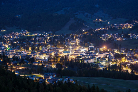 秋夜Cortinadrsquo安佩佐阿尔卑斯白云石山镇贝卢诺意大利风景如画的旅游和乡村美景的概念场景图片