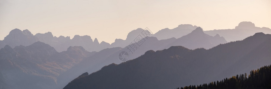 晚上多洛米特山顶环绕着意大利的GiauPass的和平景象气候环境和旅行概念场景图片