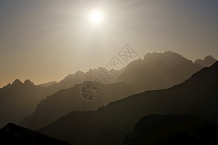 夜晚的昏暗天空和山丘环影中太阳发光从GiauPass和平地看气候环境和旅行概念场景图片