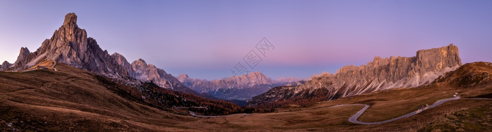 意大利Dolomites山前方的RaGusela岩石GiauPass的夜幕全景图象化气候环境和天概念的空背景汽车模型无法辨认图片