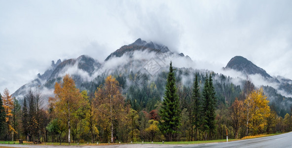 风云和雾的秋天高山景点奥地利LienzerDolomiten阿尔卑斯山和平景象旅行季节自然和农村美貌概念场景图片