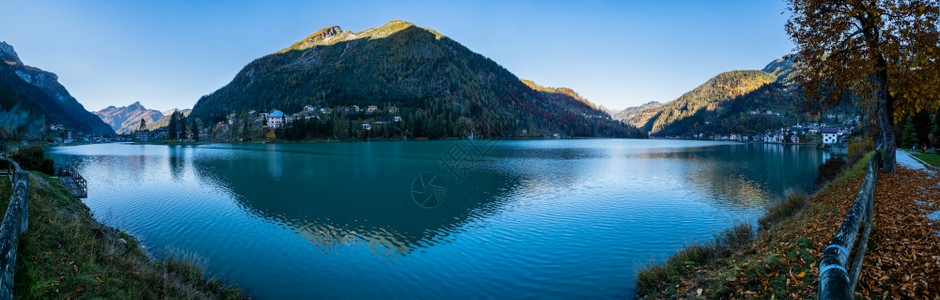 秋天的早晨阿尔卑斯山白云石湖阿勒盖贝卢诺苏迪罗尔意大利从Rusech的阿勒格村公园可以看到如画的景色图片