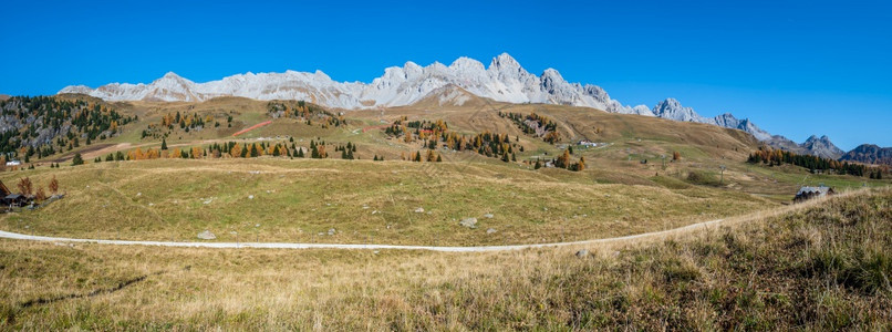 来自意大利特伦蒂诺多洛米特阿尔卑斯山的秋天多洛米特山脉顶端全景图片
