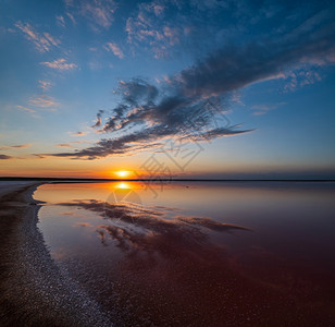 乌克兰热尼切粉红极咸湖日落由带有晶状盐沉降物的微藻染色乌克兰图片