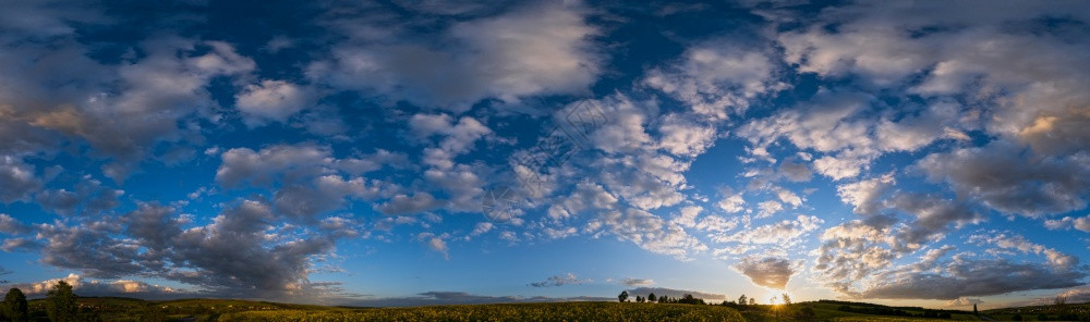 在春的强暴种子夜间田地和农村山丘上阳光灿烂的日落天空自然季节天气候农村美景概念高清晰度场景图片