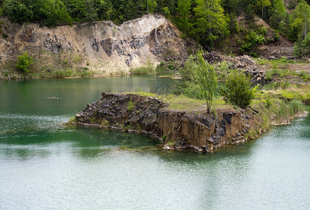 夏季Basalt支柱地质保护区和乌克兰里夫内地区Kostopil区Basaltove湖图片