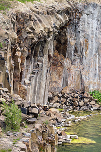 乌克兰Rivne地区Kostopil区Basaltove湖附近的夏季玄武岩柱地质保护区和玄武岩保护区图片