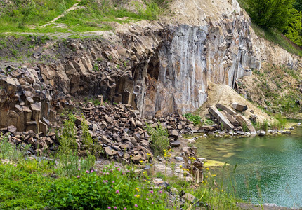夏季Basalt支柱地质保护区和乌克兰里夫内地区Kostopil区Basaltove湖图片