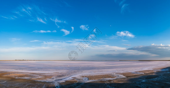 乌克兰热尼切斯粉色极咸湖日落由含有晶状盐沉降物的微藻染色高溶液多光谱全景背景图片