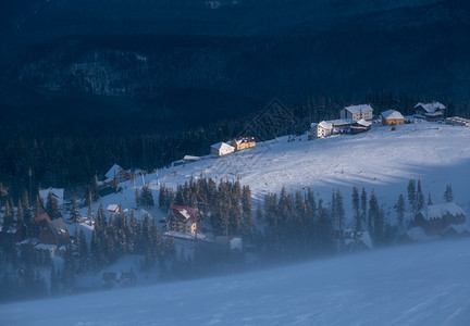 昨晚的阳光下雪覆盖了山坡高度假胜地德拉戈布特乌克兰喀尔巴阡山脉的风景大黄昏人们和标志都无法辨认背景图片