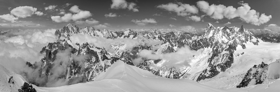 灰度布朗氏山岩石质夏季风景从AiguilleduMidi山查莫尼克斯法属阿尔卑山图片
