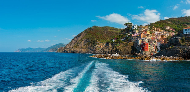 位于意大利古里亚的辛克地球社公园五个著名的村庄之一在利古里安海面和悬崖上的陆地之间悬浮背景图片