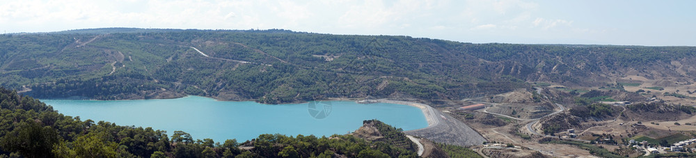 北塞浦路斯湖和山丘的全景图片