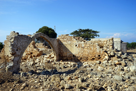 北塞浦路斯Dipkarpass半岛希腊教堂的废墟背景图片