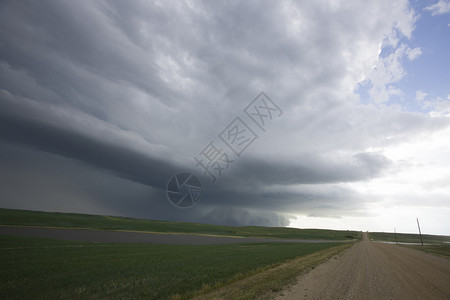 萨斯喀彻温省加拿大农村环境中的草原风暴云图片