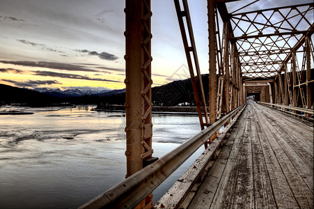 加拿大萨斯喀彻温河洛基山桥图片