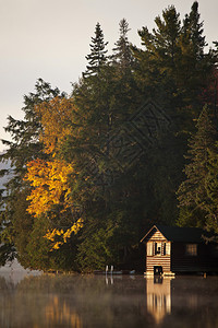 安大略省马斯科卡阿尔冈琴湖秋色船屋图片