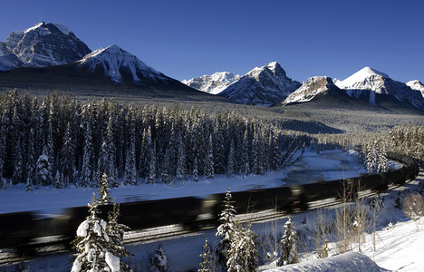 加拿大艾伯塔省Banff附近的冬季落基山脉图片