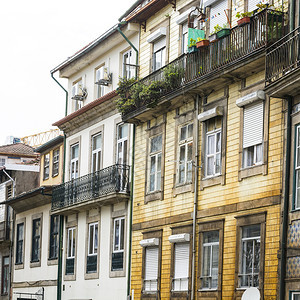 葡萄牙传统外墙装饰在波尔图市历史中心图片