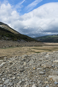 西班牙美丽的风景坎塔布里亚山脉的景色干河床在峡谷底图片