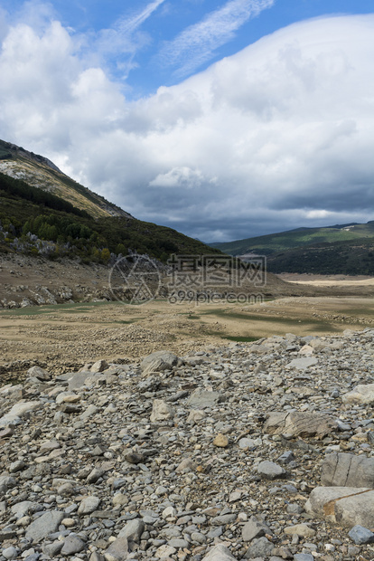 西班牙美丽的风景坎塔布里亚山脉的景色干河床在峡谷底图片