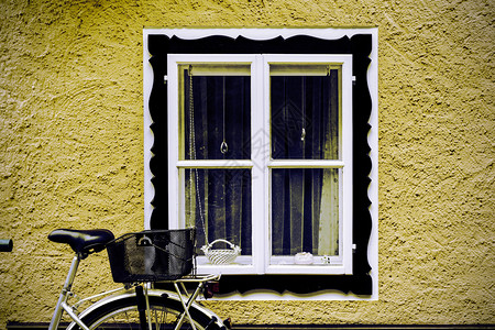 奥地利哈斯塔特市在雨季的家中骑车奥地利小镇的一所房屋典型窗口背景图片