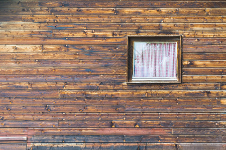 奥地利一个小镇木屋的窗户雨天在奥地利城市圣沃尔夫冈的家中图片