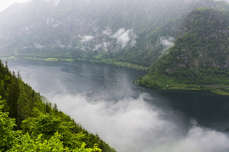 奥地利Hallstattersee的雨和云鸟目光观察了在奥地利风景上的晨雾包括湖泊森林田地牧场和草原背景图片