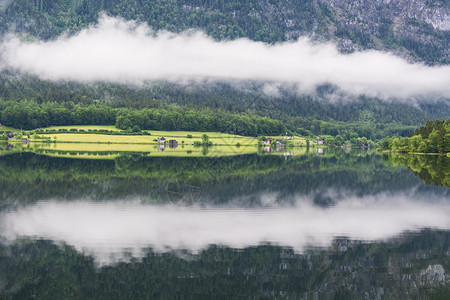 奥地利Hallstattersee的雨和云早上在奥地利风景喷雾湖森林田地牧场草和村庄图片