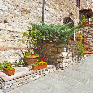 在意大利中世纪的城内有旧建筑的庭院图片