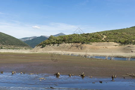 西班牙美丽的风景坎塔布里亚山脉的景色峡谷底河流图片