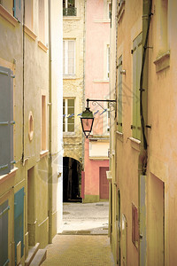 法国市克雷斯特狭小的中世纪街道有灯具图片