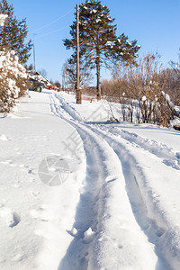 在俄罗斯莫伦克地区阳光明媚的冬季日俄罗斯村郊外的落滑雪车图片