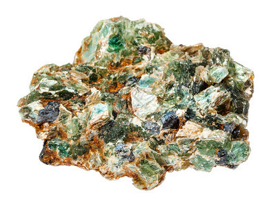 天然矿物在乌拉尔山的白色背石灰上孤立的原岩中拍摄天然矿物绿色贝里和宝石晶体图片