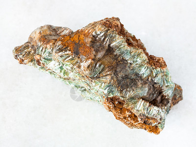 发射自然矿物乌拉尔山白大理石上的闪大地图片
