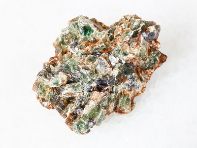 乌拉尔山白色大理石上的原岩中天然矿物绿色贝里尔和宝石晶体图片
