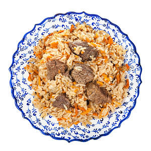 白色背景的当地陶瓷板上熟小菜由含有肉和蔬菜的米饭中西式菜盘图片