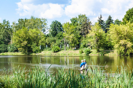 夏季莫斯科市Timiryazevskiy公园大花学术Pond附近Zhabenka河的风景图片