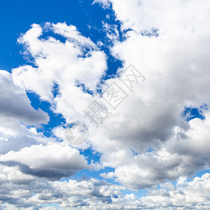 多一片蓝色的天蓝色天空中的云白和灰积聚云背景