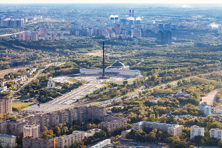 莫斯科市Poklonnaya山上的纪念综合胜利公园广场从秋天OKO塔顶部的观察甲板上图片