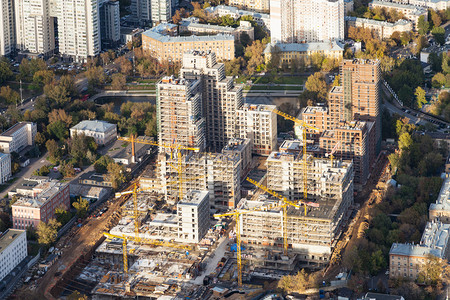 秋天莫斯科市住宅区建筑工地的顶端视图图片