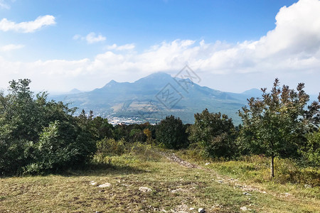 百岁山矿泉水前往高加索矿泉水地区从皮亚提戈尔斯克市的马苏克山顶上观看贝什图山的五个山顶背景