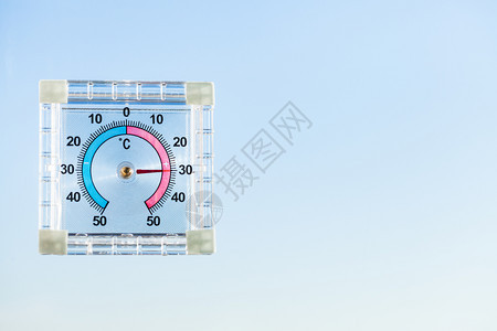家居窗户的外温度计和炎热的清晨蓝天空图片