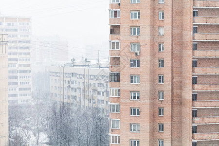 莫斯科市住宅区寒冷的一天下雪高清图片