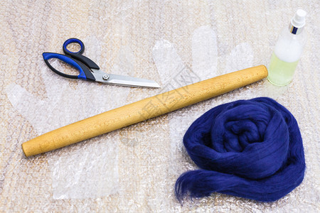 使用湿感觉工艺蓝梅里诺羊毛手套一材料和工具以在垫子上感觉图片