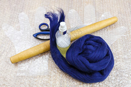 使用湿感觉工艺梅里诺羊毛制手套一用来在垫子上感觉的设备图片