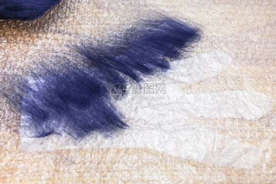 使用湿感觉工艺蓝色梅里诺羊毛制手套切割手套模式的第一层纤维图片