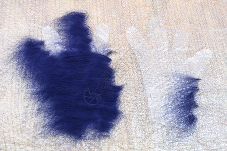 使用湿感觉工艺蓝色梅里诺羊毛用手套制第一层纤维覆盖手套切割模式图片